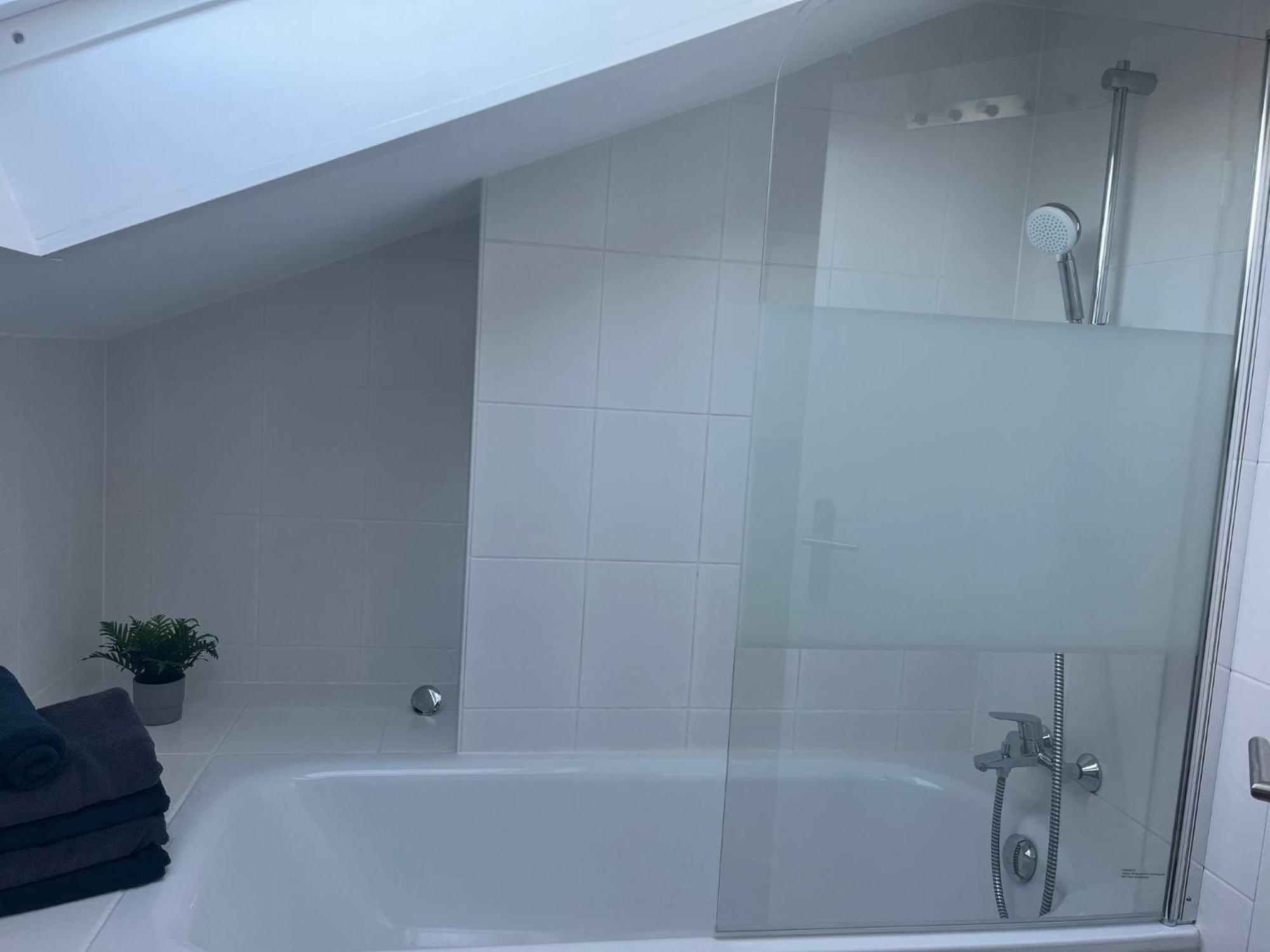 Helle, Ruhige Ferienwohnung Mit Balkon Bad Tölz Exteriör bild